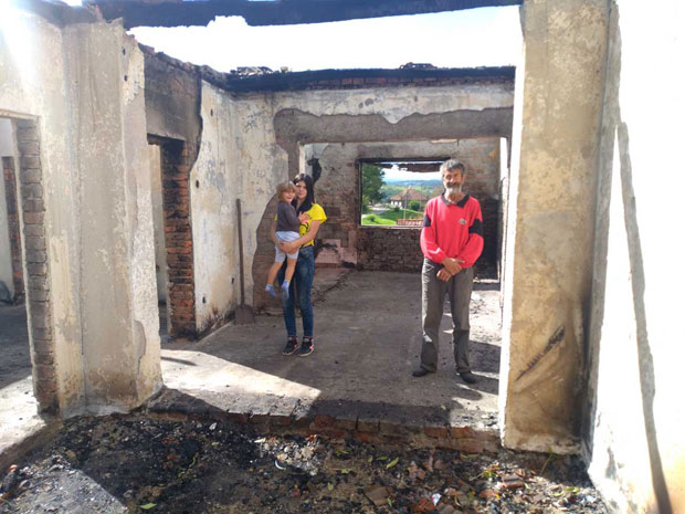 ЈУНАШТВО УПРКОС ВЕЛИКОЈ НЕСРЕЋИ: Спасла сестру из пламена, од свега им остале само три чаше 